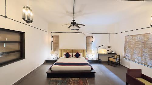 a bedroom with a large bed in a room at Spree Maati Jungle Resort in Tāla