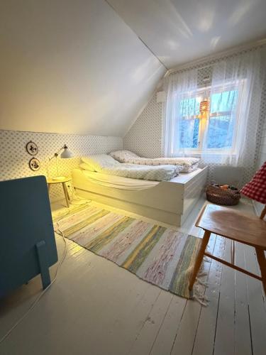 a bedroom with a bed and a window and a rug at Cabin in Tappeluft in Alta