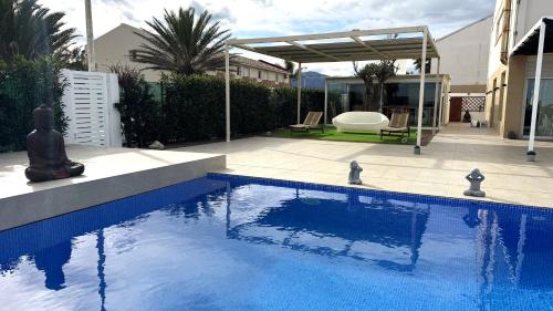 a swimming pool in a yard with a house at Casa Del Mar, piscina privada frente al mar in Cullera