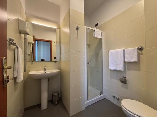 ein Badezimmer mit Waschbecken, Dusche und Toilette in der Unterkunft Naples Park Hotel in Marigliano