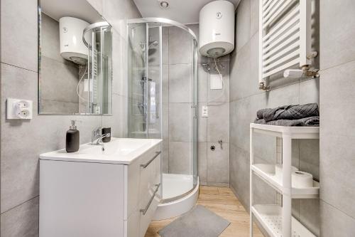 a bathroom with a white sink and a shower at Central Platinum Apartments 20 Studio z aneksem kuchennym in Rybnik