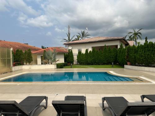 Bazen u ili blizu objekta Alima