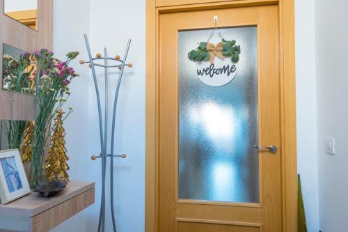 a door with a welcome sign on it at El Barro Colorao in Segura de León