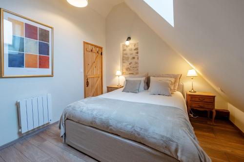 a bedroom with a large bed in a attic at Sur Les Roches in Dracy-lès-Couches