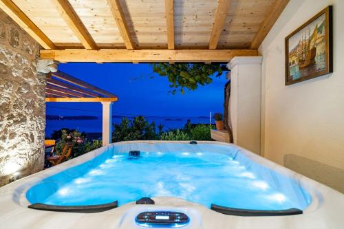 Fortuno-Luxury seaview apartment with outdoor jacuzzi near Dubrovnik