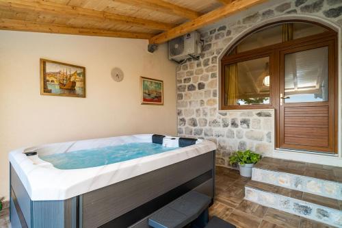 Fortuno-Luxury seaview apartment with outdoor jacuzzi near Dubrovnik