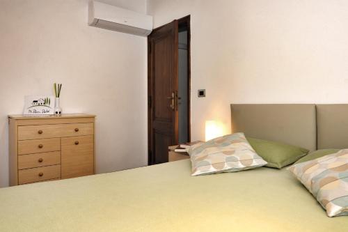 a bedroom with a bed and a dresser at Da Piero e Paola in Arezzo