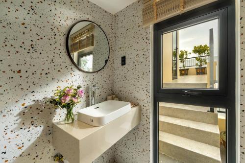 a bathroom with a sink and a mirror at SEAESTA An Bang in An Bàn (2)