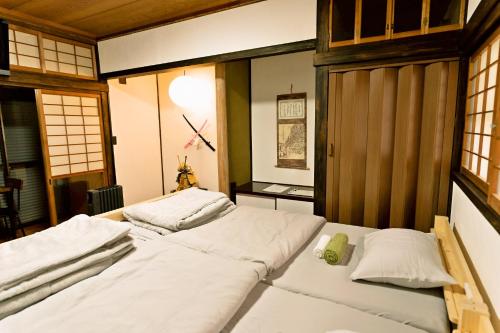 a room with two beds in a room at HS Japan STAY 瀬戸内 in Takamatsu