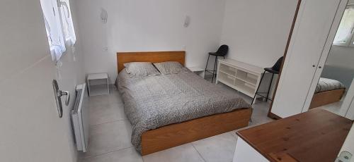 a small bedroom with a bed and a mirror at La zen escapade in Ollioules