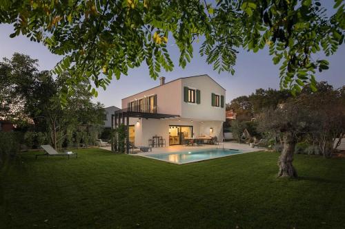 Luxury Holiday Villa Mapejana by VacayVillas