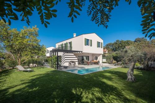 Luxury Holiday Villa Mapejana by VacayVillas