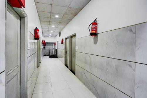 a hallway with at Hotel O ANANT ONE HOTEL AND BANQUETS in Ghaziabad