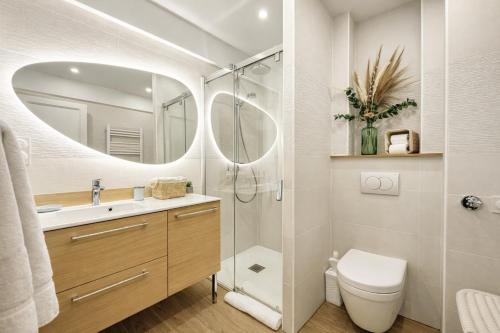 a bathroom with a shower and a toilet and a sink at Au dôme de la basilique in Boulogne-sur-Mer