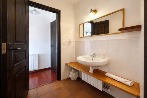 a bathroom with a sink and a mirror at Apartament amb llar de foc - Golfes Cal Gravat in Montsonis