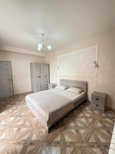 a bedroom with a large bed in a room at Home Comfort in Kotaykʼ