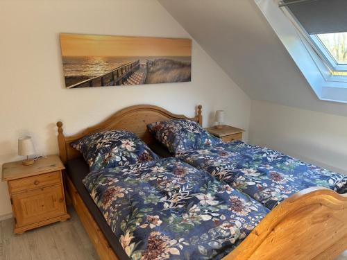 a bedroom with a bed and a painting on the wall at Schöne Maisonette-Wohnung in ruhiger Lage in Oer-Erkenschwick