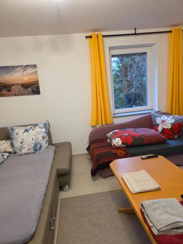 a living room with a couch and a table at Attraktive Neubauwohnung in BRE