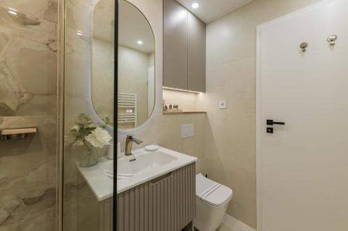 Ванна кімната в Moon Apartments