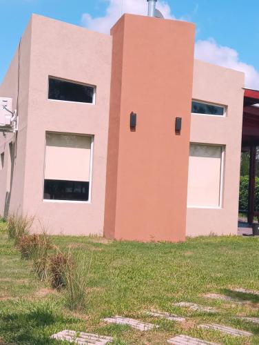 a pink building with two windows on the side of it at Pinares del Norte in Federación