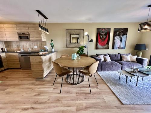 53 - Apartment in Riviera with pool and sea views, 200m from the beach