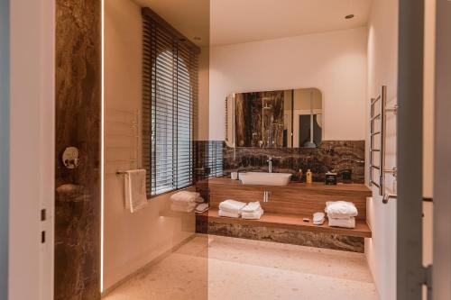 a bathroom with a sink and a mirror at Kasteeltje Hattem in Roermond