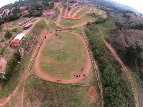 Blick auf Pousada Campestre Vila Tiradentes aus der Vogelperspektive