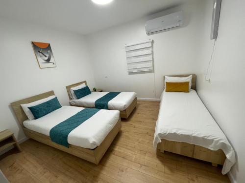 Llit o llits en una habitació de Yellow House Suite