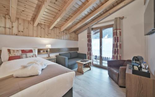 Llit o llits en una habitació de Hôtel Le Chamois