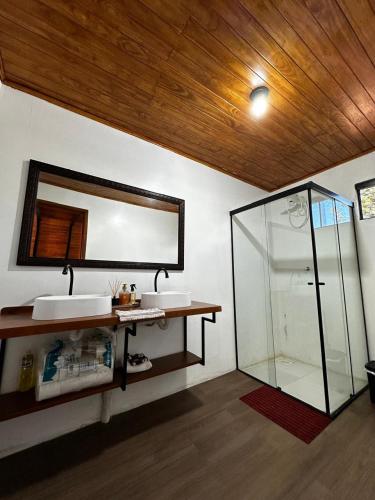 a bathroom with two sinks and a shower at Chalé Montem Verde I Refúgio na Serra Catarinense em Ponte Alta com Hidro próximo Lages, Urubici in Ponte Alta