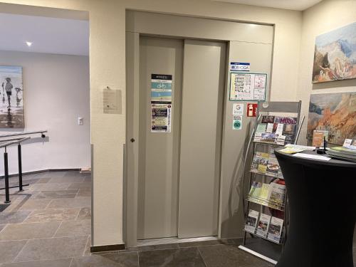 a room with a door in a store at Weinbergs Loge in Ernst