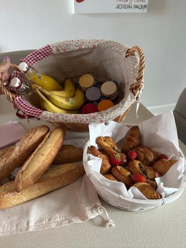 a basket of different types of bread and fruit at Les Roulottes des Amis de Wonky in Rétaud