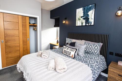 a bedroom with a bed with towels on it at Bignold Park View in Orkney
