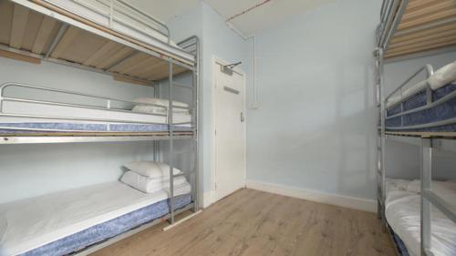 Zimmer mit 2 Etagenbetten und Holzboden in der Unterkunft Queen Elizabeth Hostel in London