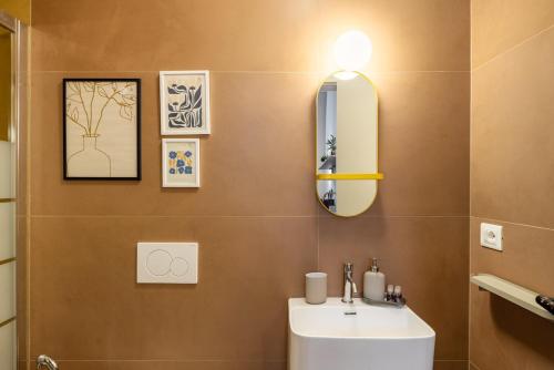 a bathroom with a sink and a mirror at Dal Cardinale in Novara