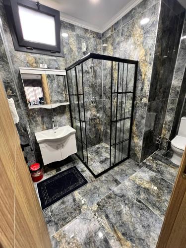 a bathroom with a shower and a sink at Çolakoğlu konağı in Cayeli