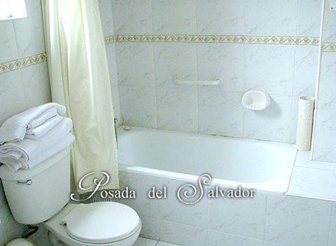 y baño con aseo blanco, bañera y ducha. en Posada del Salvador, en Santiago