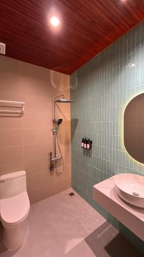 a bathroom with a toilet and a sink at Chài Beach Homestay in Ninh Hải