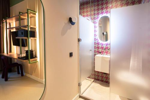 a dressing room with a mirror and a table at City Hotel Rembrandt Square - Just renovated in Amsterdam