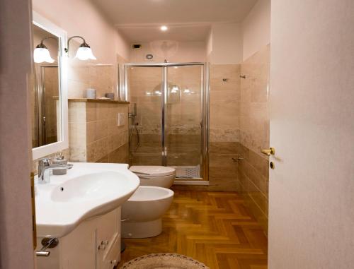 a bathroom with a shower and a toilet and a sink at Casa Angolo delle Rose 2 in Orvieto