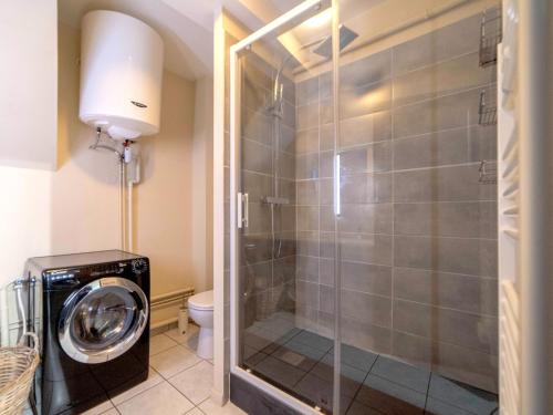 a bathroom with a shower and a washing machine at La Belle vigne - Chablis Centre in Chablis