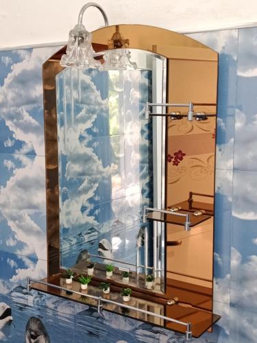 a mirror in a room with a sky at Nine Arch Corner in Ella