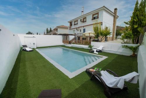 Magnificent villa: 2 private pools, BBQ, garden & parking. 13 per. In Padul