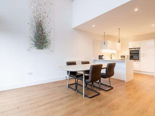 Foto CITY CENTRE APARTMENT with Free Secure Underground Parking 3