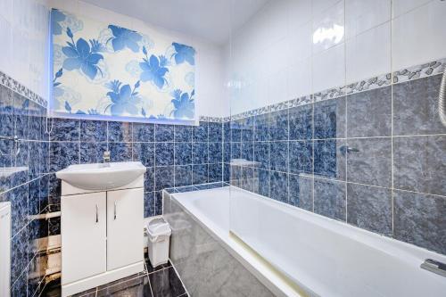 a bathroom with a tub and a toilet and a sink at RC10O Satisfying and Spacious stay in Central Station