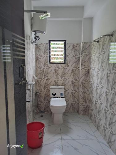 a bathroom with a toilet and a window at Pinepeak in Lava