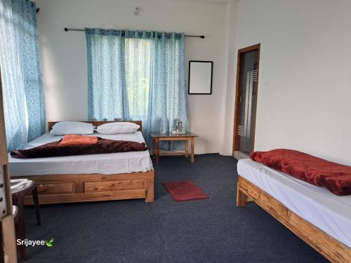 a bedroom with two beds and a window at Pinepeak in Lava