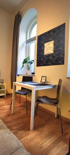 ein Tisch und zwei Stühle in einem Zimmer in der Unterkunft Amarilis - Dolce Duo Homes in Wien