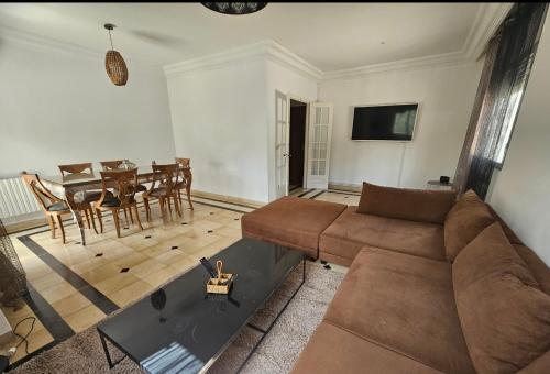 un grand 2 chambres et salon à ennasr1