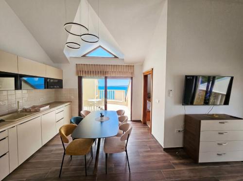 Luxury Beachfront Villa Bregeš - First row to the sea